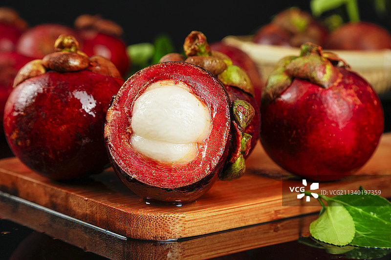 木底上放着剥皮的泰国进口山竹图片素材