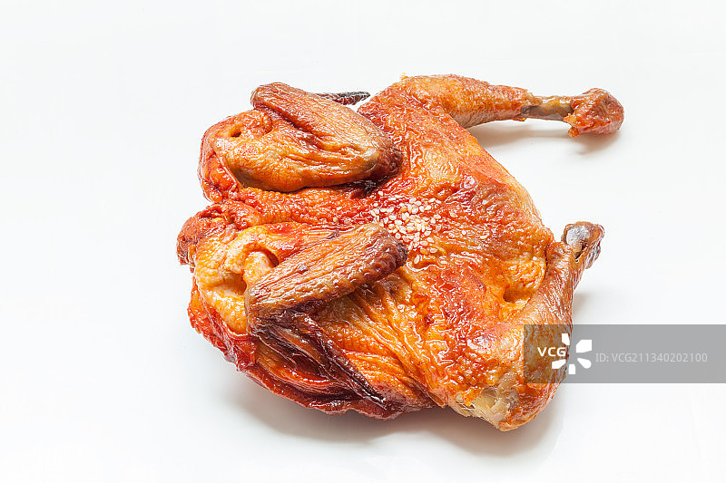 一只奥尔良烤鸡在白色桌面上图片素材