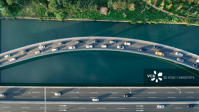 俯拍水中公路图片素材