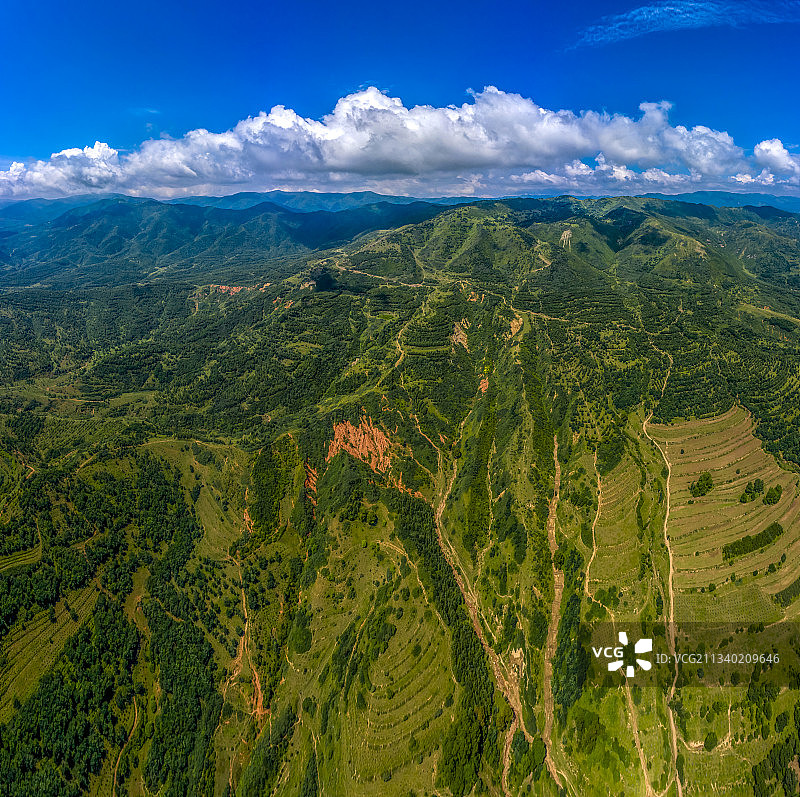 六盘山下  景好凉爽图片素材