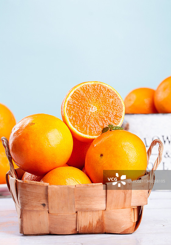 篮子里放着爱媛果冻橙图片素材