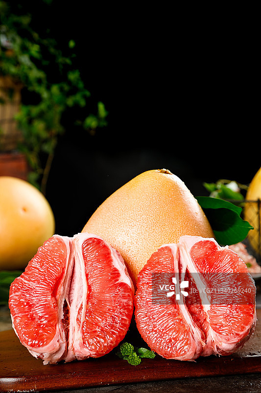 木底上放着柚子图片素材