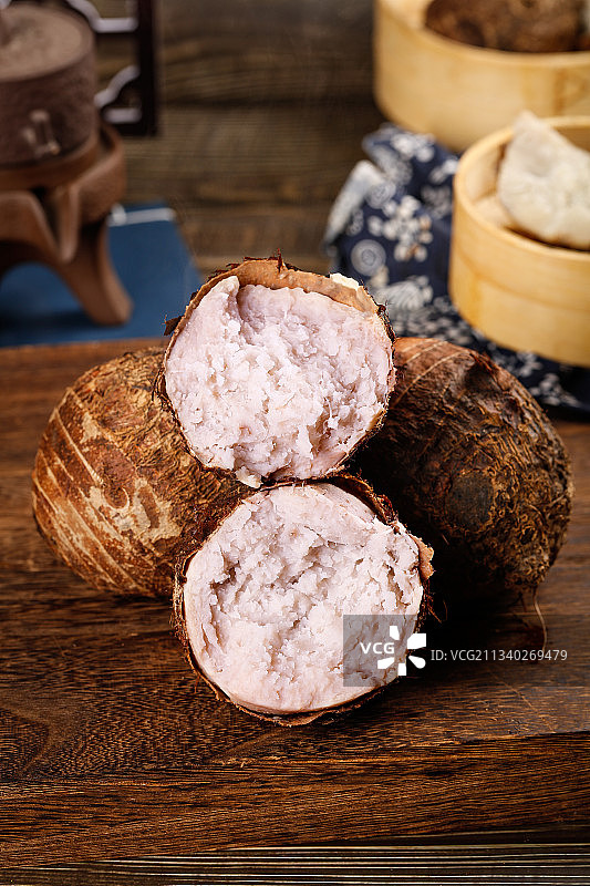 深底上放着芋头图片素材