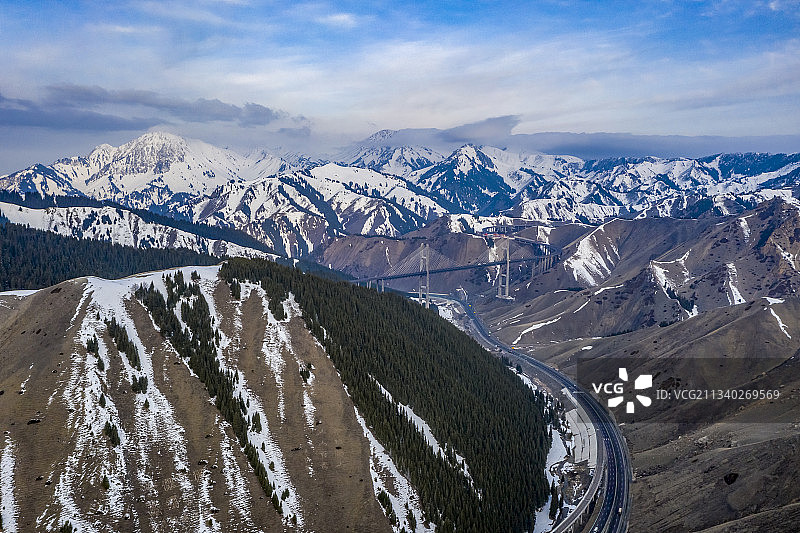 新疆伊犁：果子沟大桥及周围景区风光图片素材