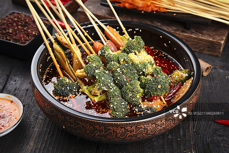 钵钵鸡里的西兰花串图片素材