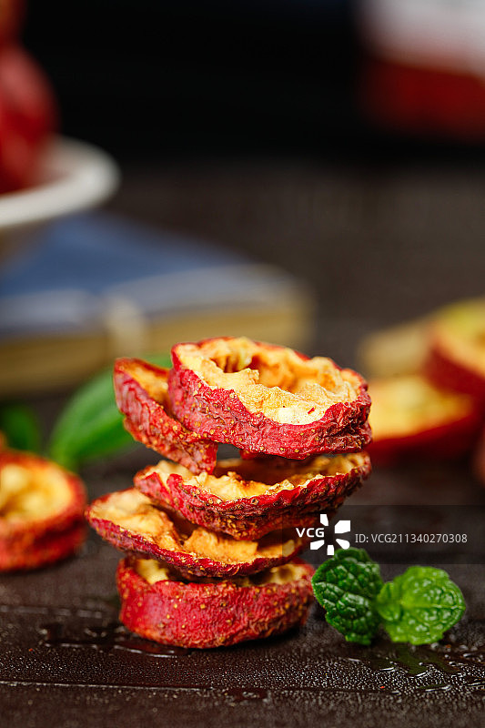 黑底上放着山楂片图片素材