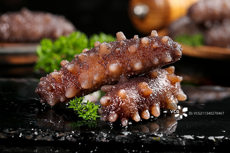 黑石板上的海参图片素材