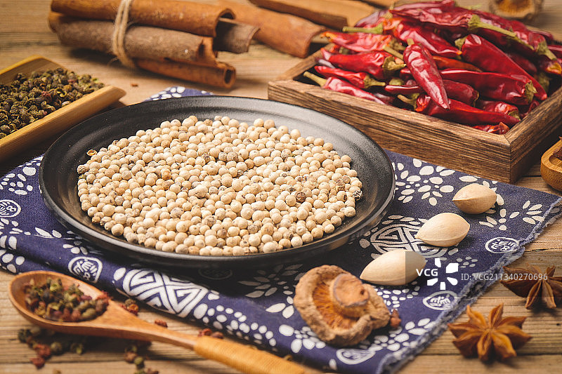 木底上放着一盘白胡椒图片素材