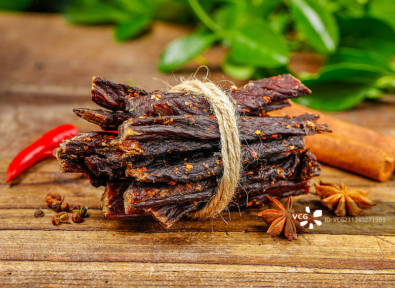 木底上的牛肉干图片素材