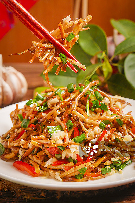 木底上放着一盘凉拌鱼腥草图片素材