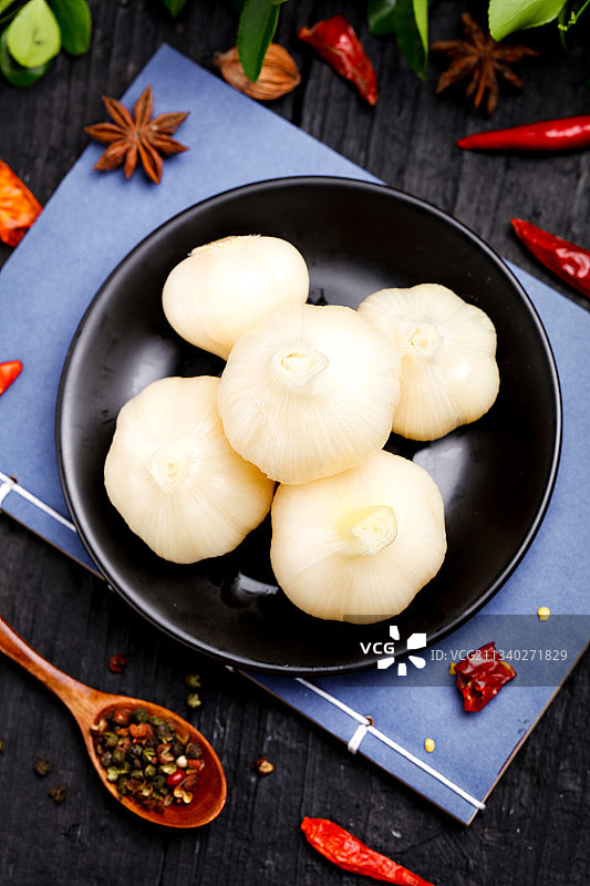 深底上放着一盘糖蒜图片素材