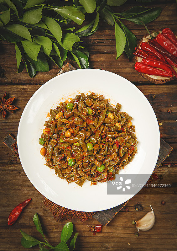 木底上放着一盘酸豆角图片素材