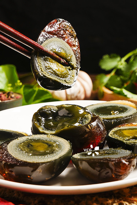 筷子夹着皮蛋图片素材