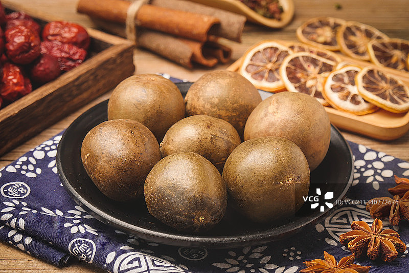 木底上放着一盘罗汉果图片素材