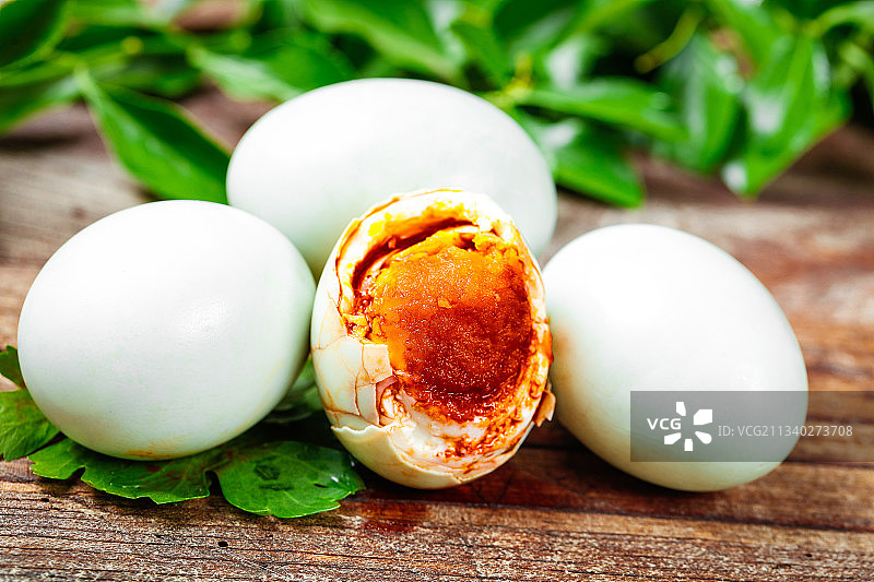 木底上的咸鸭蛋图片素材