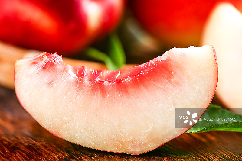 木底上摆放着澳州进口油桃图片素材