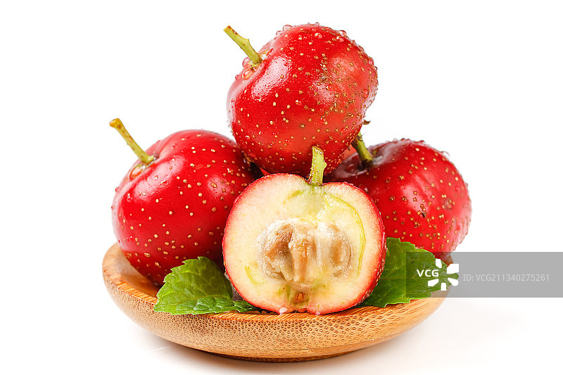 白底上放着一盘新鲜山楂图片素材