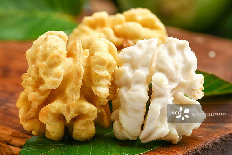 木底上摆放着生核桃仁图片素材