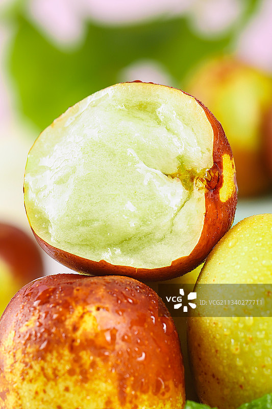 木底上摆放着新鲜枣子图片素材