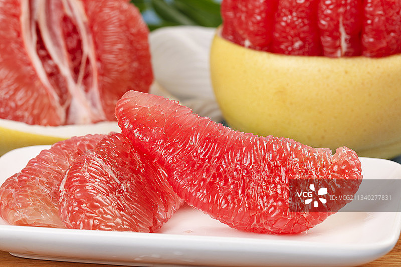 木板上的平和红肉蜜柚图片素材