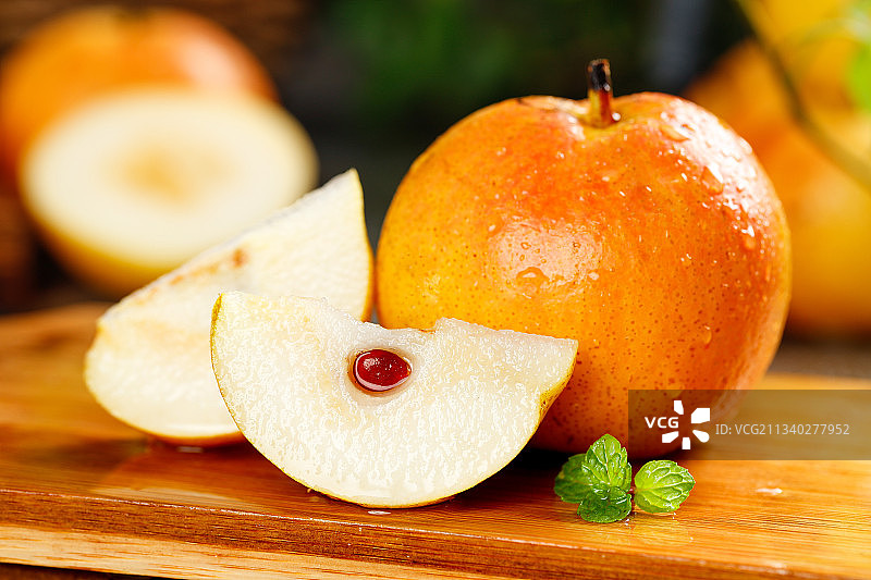 木底上放着南果梨图片素材