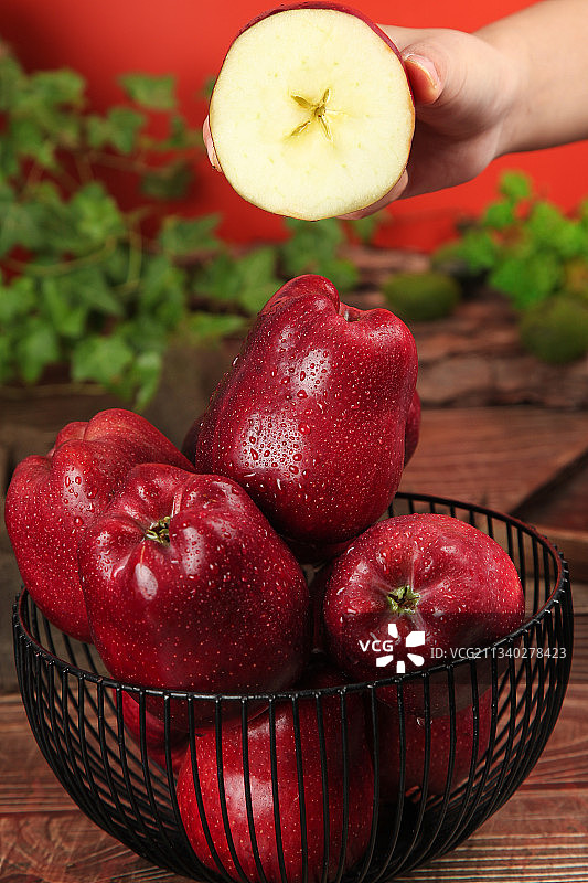 手里捧着红蛇果图片素材