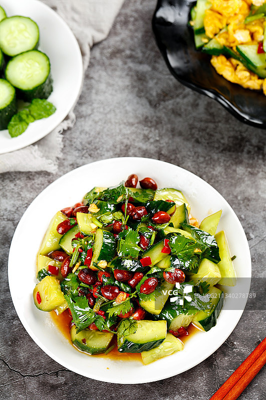 盘子里装着花生米拌黄瓜图片素材