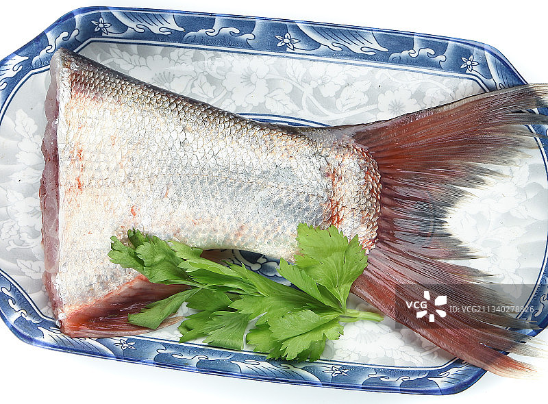 盘子里装着鲢鱼图片素材