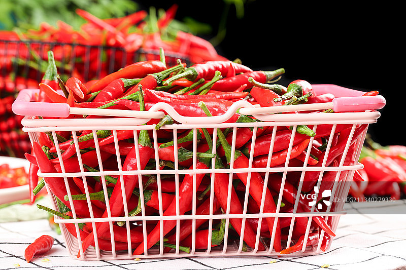 篮子里放着小米椒图片素材