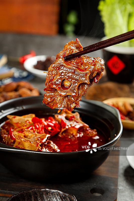 砂锅里装着麻辣羊蝎子图片素材