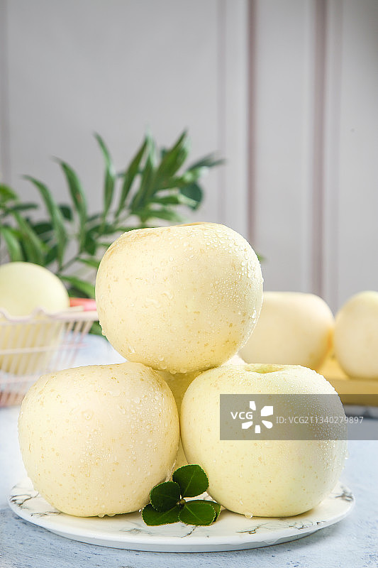 盘子里摆放着奶油苹果图片素材