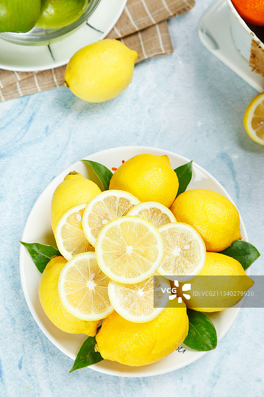 浅底上摆放着黄柠檬图片素材
