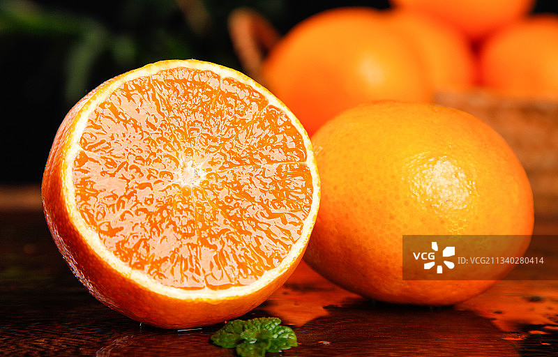 木底上放着果冻橙图片素材