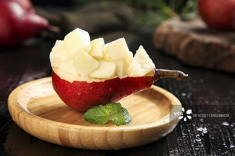 黑底上放着红啤梨果肉图片素材