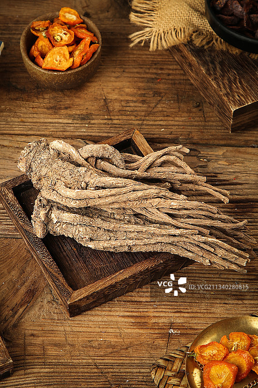 木底上放着当归图片素材