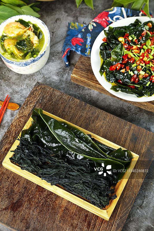 木底上放着一盘裙带菜图片素材