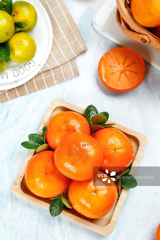 碟子里放着脆柿子图片素材