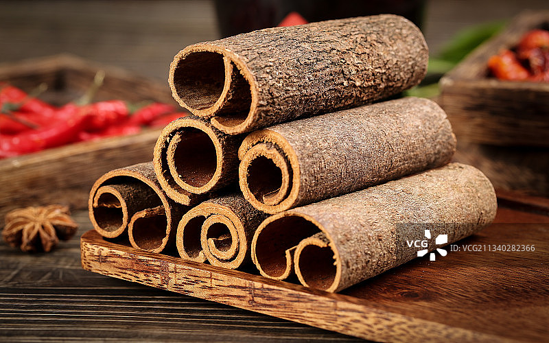 木板上放着桂皮图片素材