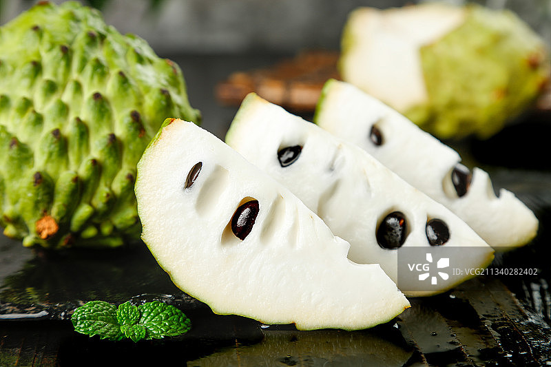 黑底上放着释迦果图片素材