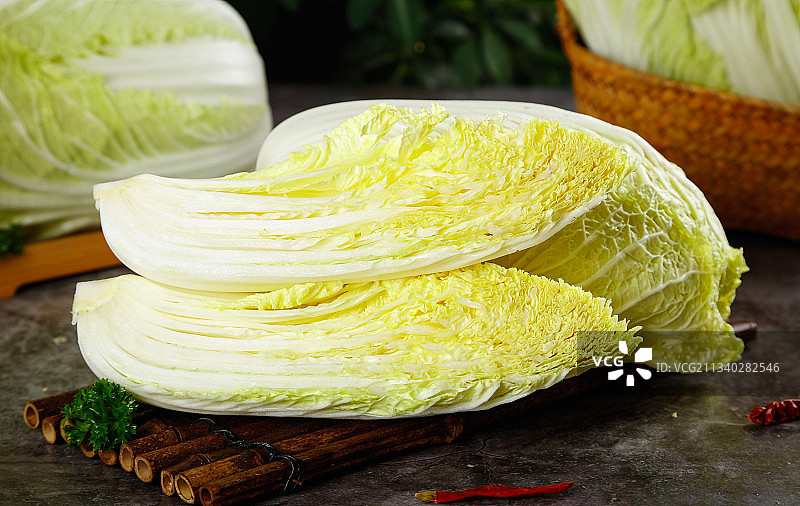 石板上放着切开的大白菜图片素材