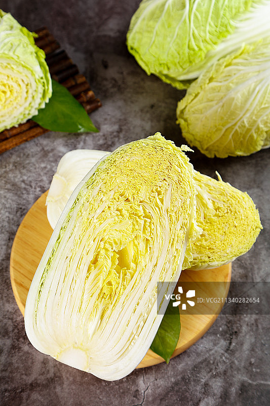板上放着切开的大白菜图片素材