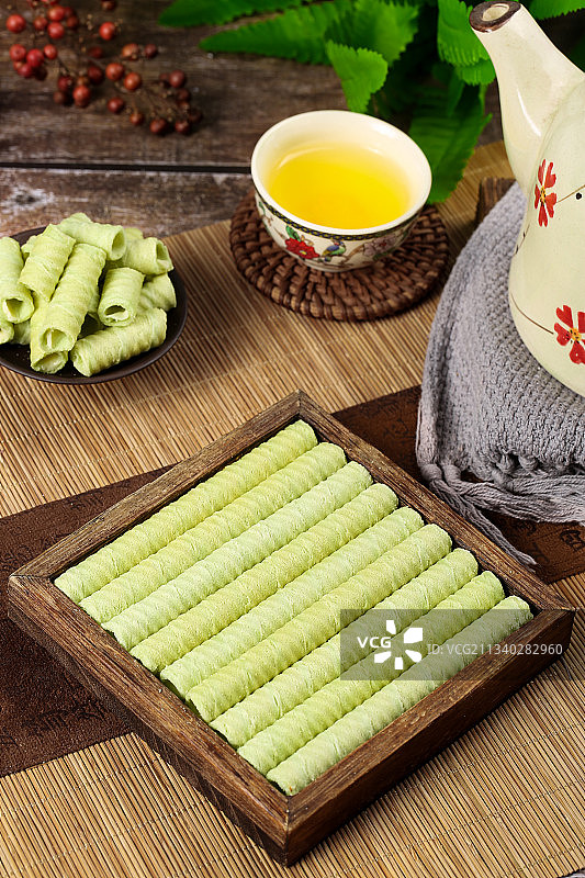 木盒里放着抹茶卷图片素材