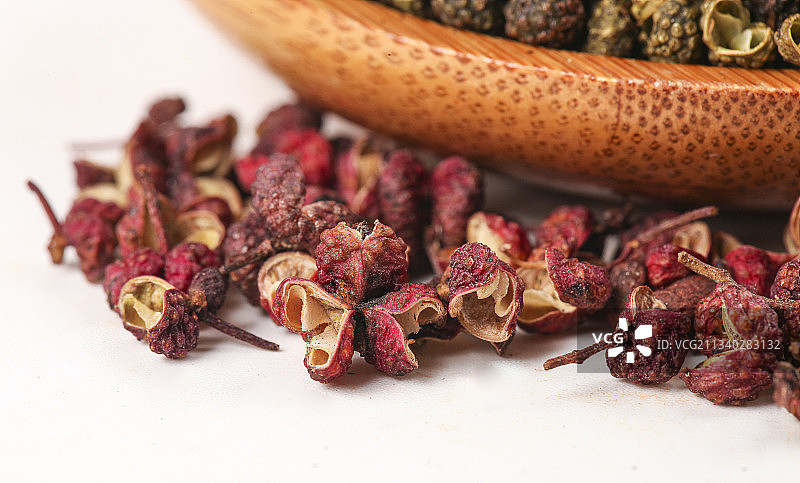 白底上放着红花椒图片素材