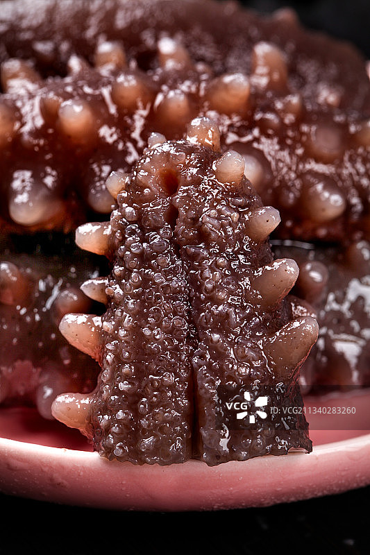 一盘海参放在深底上图片素材