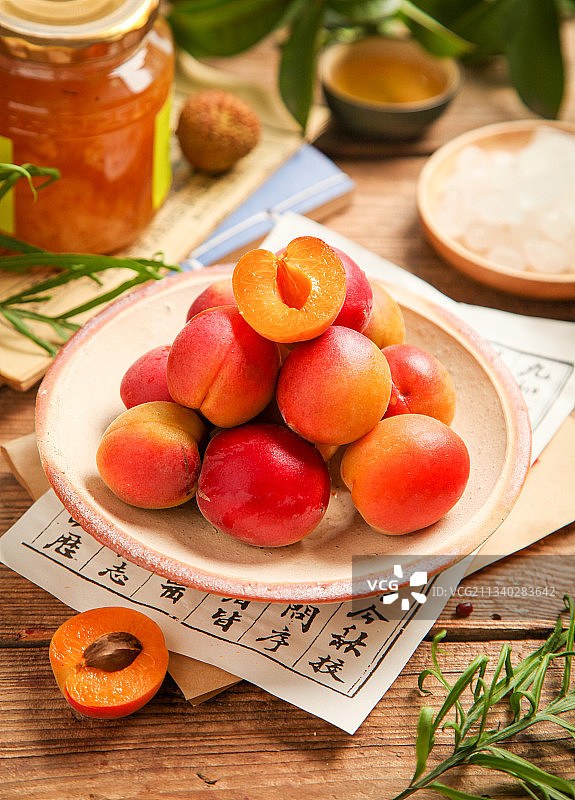 盘子里装着红杏图片素材