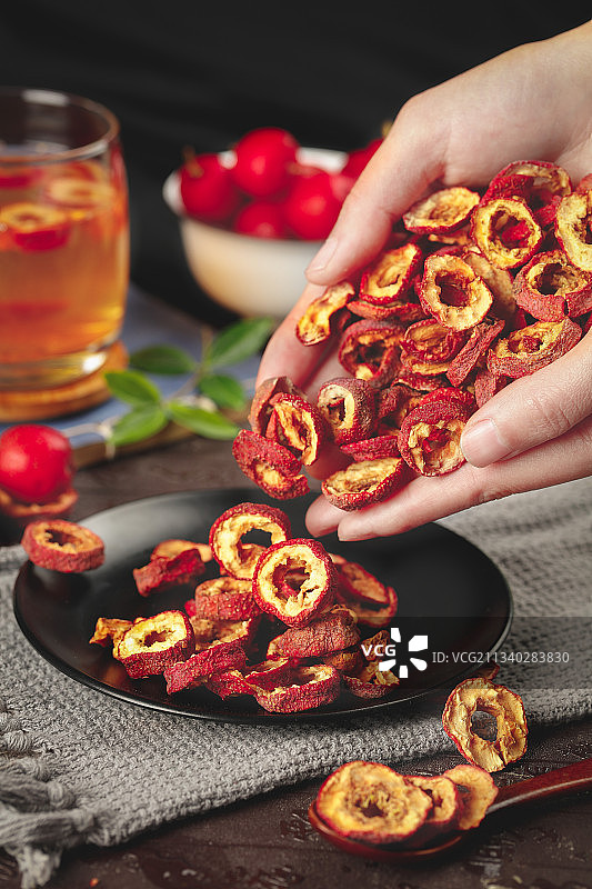 手里捧着干山楂片图片素材