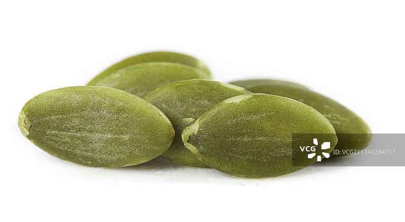 白底上放着薄壳南瓜子图片素材