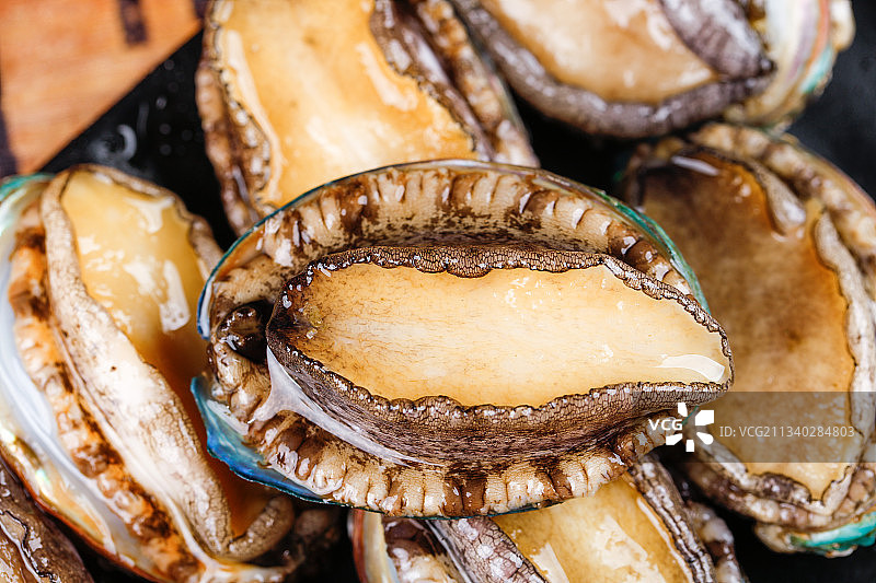 深底上放着一盘鲜鲍鱼图片素材