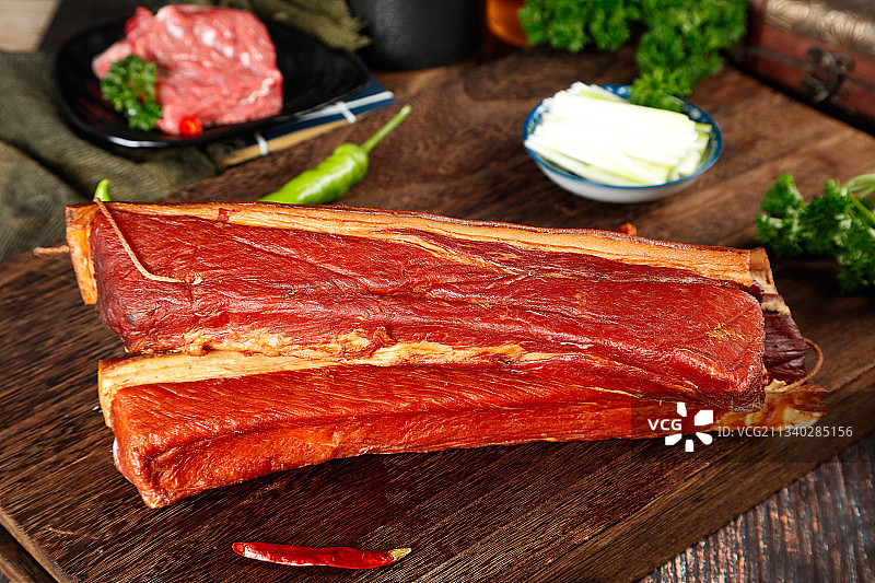 木底上的腊肉图片素材