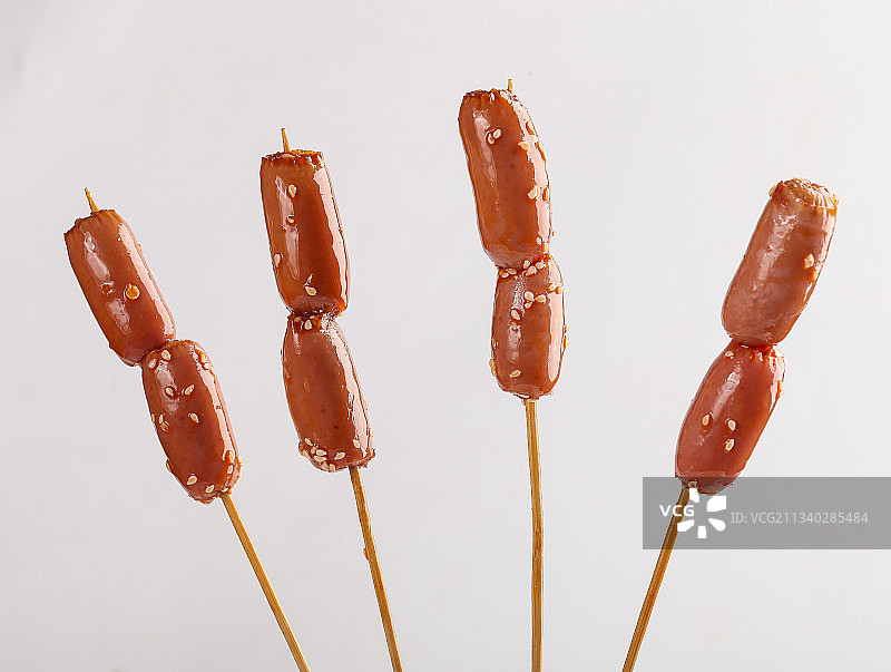 签子上串着脆皮肠串图片素材